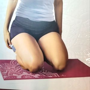 NWT 10 X 24 YOGA KNEE MAT printed with pose guide